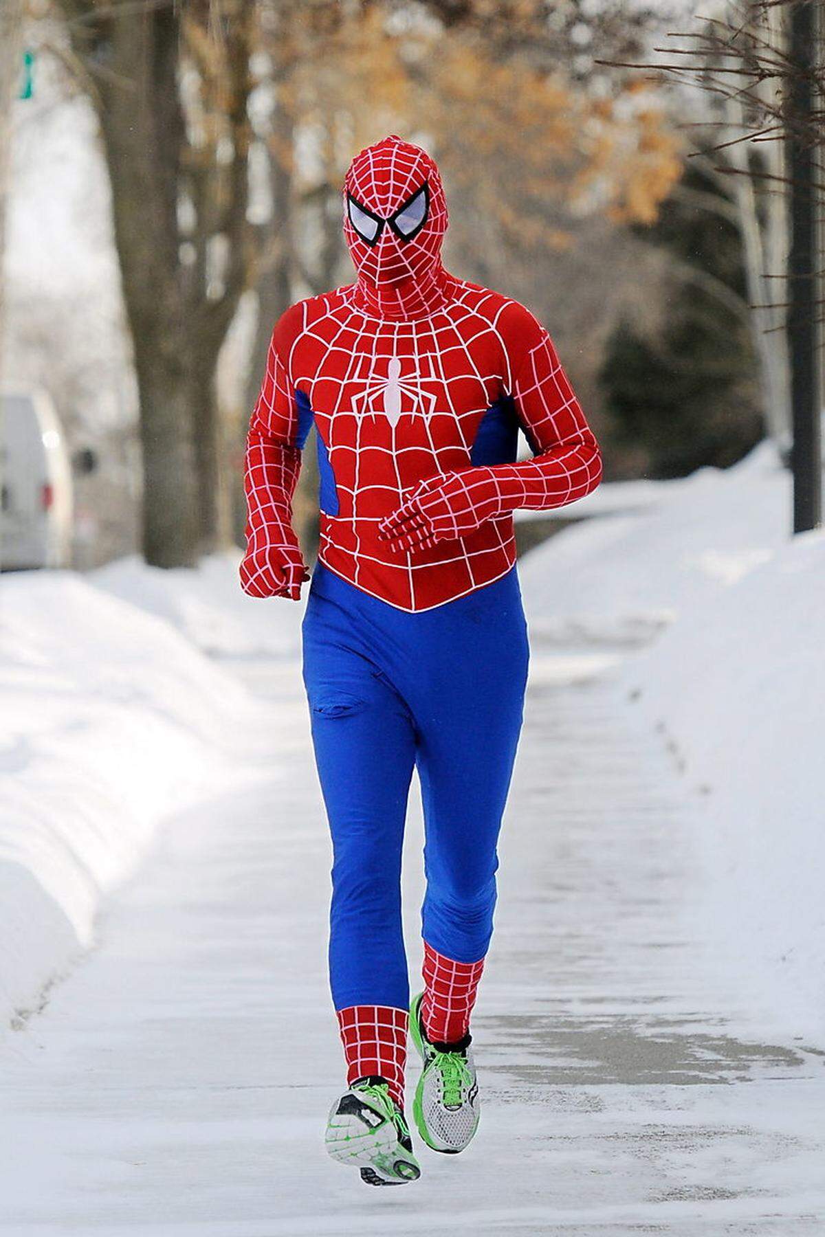 Nur einem schienen die Temperaturen gar nichts auszumachen: Spiderman auf Jogging-Ausflug in Minneapolis.
