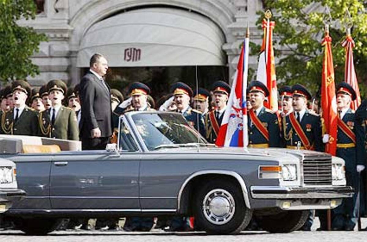 Russlands Verteidigungsminister Anatoli Serdjukow fuhr stehend in einer offenen Limousine die Ehrenformationen ab.
