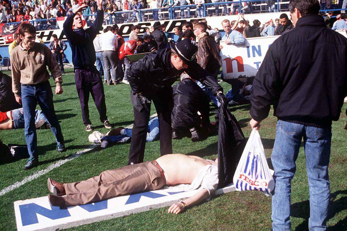 Wenige Minuten nach dem Spielabbruch hatte sich das Spielfeld bereits in eine Leichenaufbewahrungsstätte verwandelt. Erst nach Tagen wurde aber das volle Ausmaß der Tragödie klar: 96 Tote, der älteste 67, der jüngste zehn. Dabei handelte es sich um einen Cousin des damals achtjährigen Steven Gerrard, heute Liverpool-Kapitän. Weitere 766 Personen wurden verletzt.