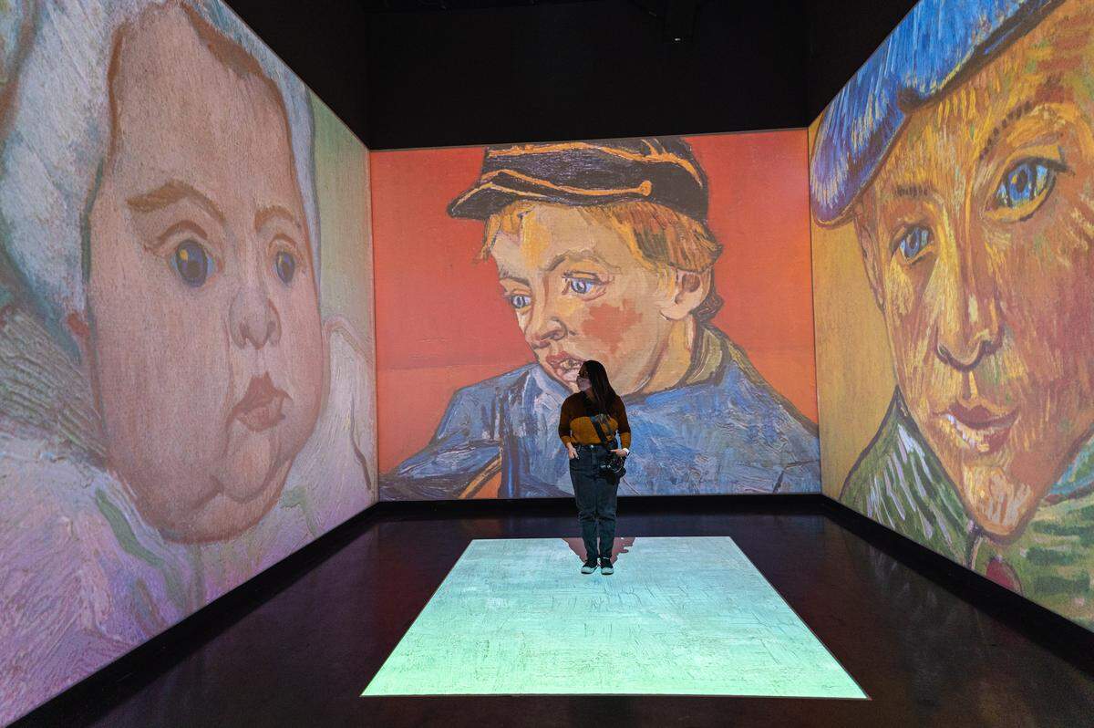 In den Galerien des Museums sind insgesamt 2140 Werke des legendären spanischen Surrealisten ausgestellt. . . .