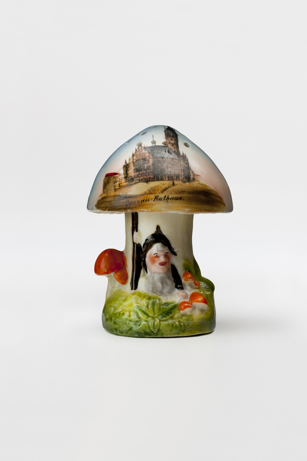 Souvenir aus Dessau In Form eines als Salzstreuer fungierenden Fliegenpilzes mit Ansicht des Dessauer Rathauses, 1. Viertel 20. Jh.