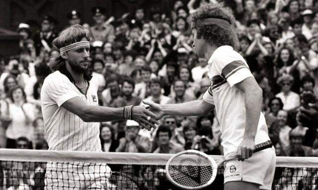 Auch die größten Rivalen geben sich am Ende die Hand: Björn Borg (l.) und John McEnroe in Wimbledon.