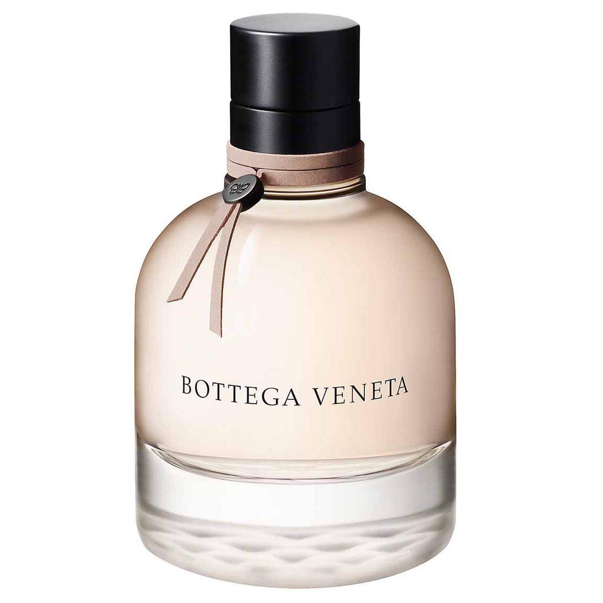 Die neue "Eau sensuelle" von Bottega Veneta ist die fruchtige und blumige Weiterentwicklung des holzig-ledrigen Signaturedufts der Marke. 75-ml-Flakon um 108 Euro. Redaktion: Daniel Kalt