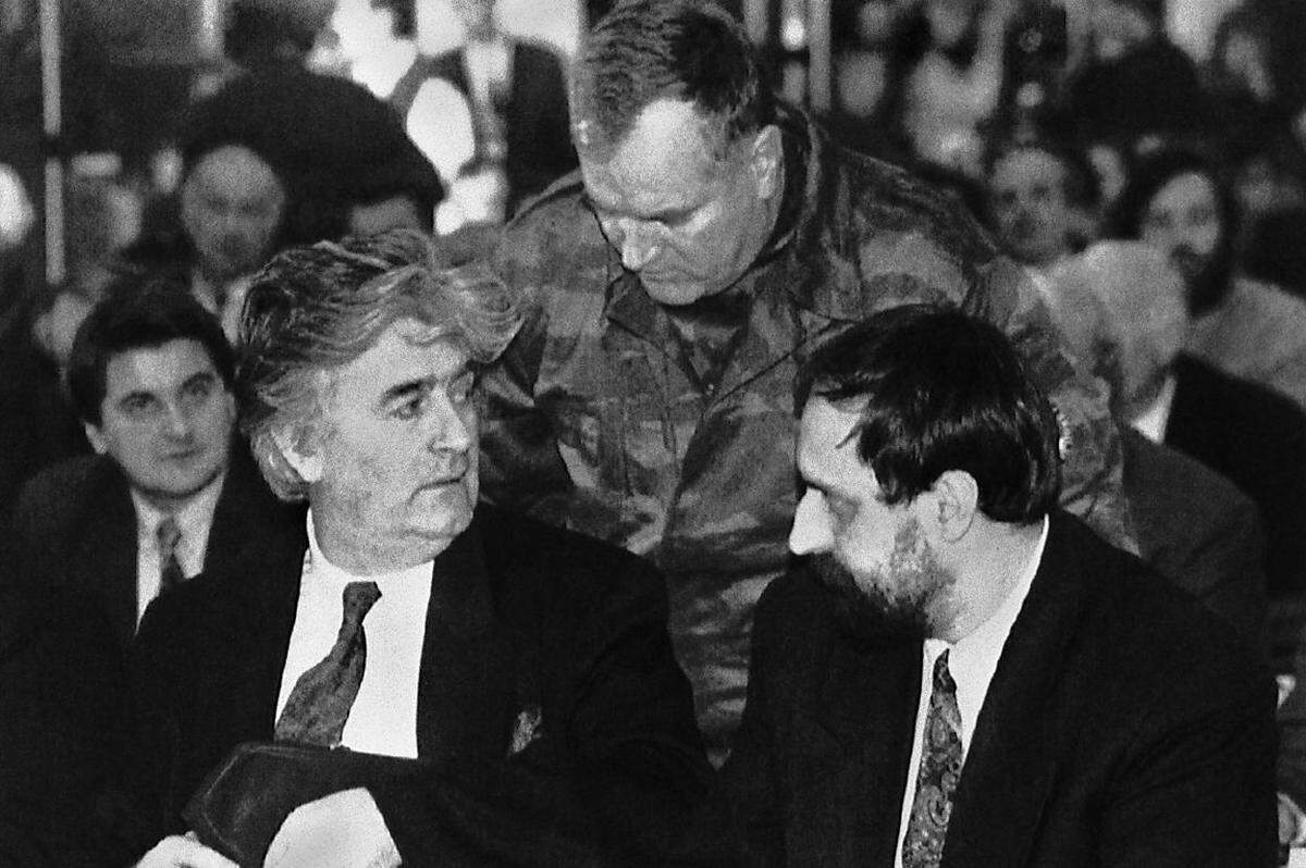 Die bosnischen Serben rufen Anfang 1992 eine eigene Republik aus. Karadzic wird zunächst Mitglied der Dreierpräsidentschaft der Serbischen Republik und ist ab Ende des Jahres alleiniger Präsident. Das Bild zeigt Karadzic und den ehemaligen Serben-Führer aus der Krajina (Kroatien), Goran Hadzic. Im Hintergrund der bosnisch-serbische Militärchef Ratko Mladic (beide 2011 in Serbien verhaftet).