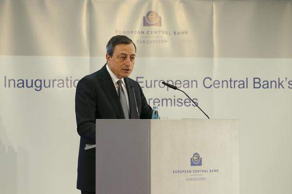 Während draußen vor der EZB die Situation eskaliert , geht EZB-Präsident Mario Draghi ist bei der Eröffnungszeremonie auch auf die Demonstranten ein: "Ich gehe davon aus, dass wir auch diejenigen mitnehmen können, die sich ausgeschlossen fühlen, einschließlich viele der Protestierenden, die in Frankfurt diese Woche zusammengekommen sind", sagte er.