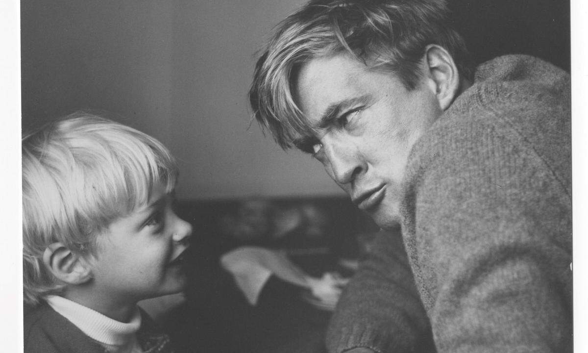 „Ich bin eigentlich passiert“: Felix Werner als kleiner Bub mit seinem Vater, Oskar Werner. Eine Aufnahme aus seinem privaten Archiv.