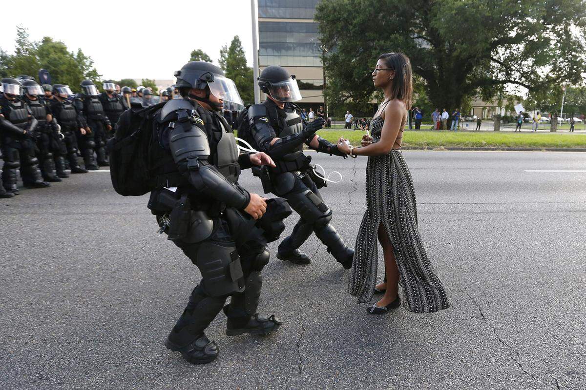 9. Juli. Es ist ein Bild, das um die Welt ging. Gelassen wartet die junge Demonstrantin in Baton Rouge im US-Bundesstaat Louisiana auf ihre Festnahme. Mit Tausenden anderen demonstrierte sie gegen den Tod des Afroamerikaners Alton Sterling, der bei einer Auseinandersetzung mit der Polizei ums Leben gekommen war.