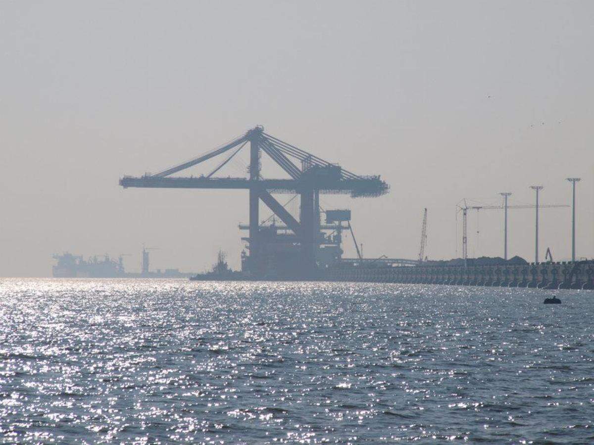 Die Planungen für den neuen "JadeWeserPort" laufen seit mehr als zehn Jahren. Der Tiefseehafen wird für Containerschiffe bis 18 Meter Tiefgang konzipiert.
