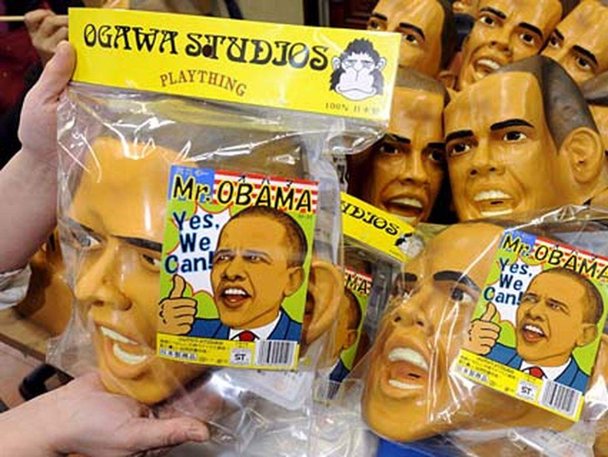 Wer sich selbst einmal wie der mächtigste Mann der Welt fühlen will, setzt sich einfach eine Obama-Gummimaske auf - made in Japan, versteht sich.