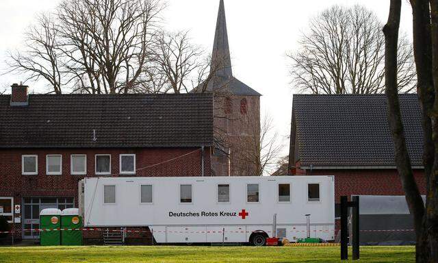 Eine mobile Coronavirus-Teststation Mitte März im deutschen Ort Gangelt, wo besonders viele Infektionen auftraten.