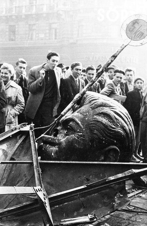 Hunderttausende gehen am 23. Oktober auf die Budapester Straßen, um gegen die kommunistische Unterdrückung zu demonstrieren. Straßenkämpfe entbrennen, die monumentale Stalin-Statue wird gestürzt. Rolf Gillhausen: Kopf des gestürzten Stalindenkmals, Budapest Oktober 1956