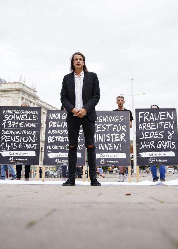 Dominik Wlazny mit allen seinen Plakaten für die Hofburgwahl.