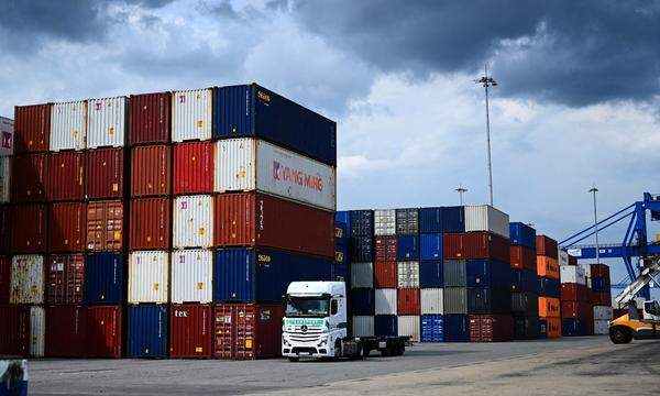 Container im Duisburger Hafen. Die deutsche Wirtschaft ist nach dem frostigen Konjunkturwinter auch im Frühjahr nicht in Schwung gekommen. 