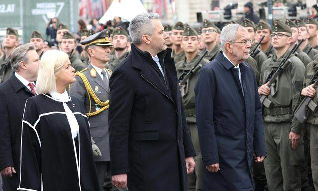 Verteidigungsministerin Tanner, Kanzler Nehammer (beide ÖVP) und Präsident Van der Bellen. 
