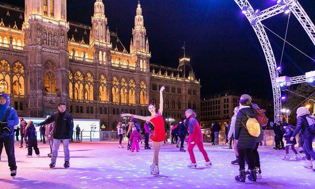 Die 14-jährige österreichische Meisterin im Eiskunstlauf, Dorotea Partonjic, am neuen Sky Rink beim Wiener Eistraum.