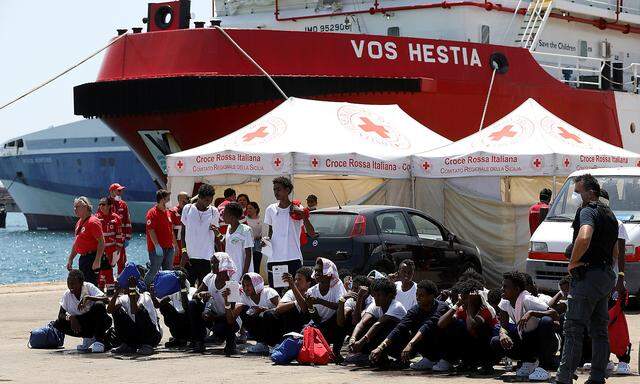 Das Schiff "Vos Hestia" der NGO "Save the children" im sizilischen Hafen von Augusta.