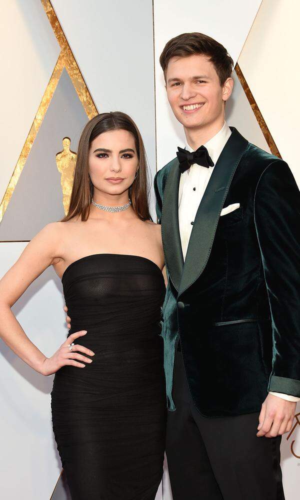 Schauspieler Ansel Elgort kam mit seiner Freundin Violetta Komyshan zur Oscar-Verleihung. Den Durchblick hatte sie (und alle anderen) in ihrem schwarzen, schulterfreien Kleid.