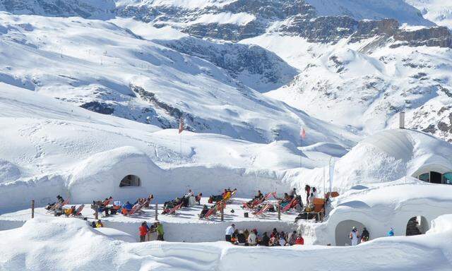 In den Igludörfern in Zermatt oder auf der Zugspitze kann man sich in der Sauna und im Whirlpool aufwärmen.