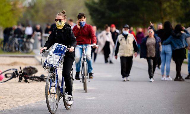 April 16, 2020: People with face masks can be seen in Berlin Gleisdreieckpark. People living in the city of Berlin have