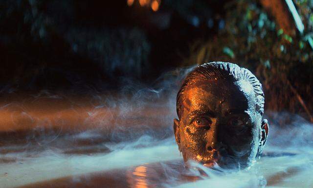 Tauchen im Grauen: Martin Sheen als Captain Willard in Francis Ford Coppolas Film „Apocalypse Now“, das nun als „Final Cut“ gezeigt wird, in Wien im Megaplex Gasometer. 