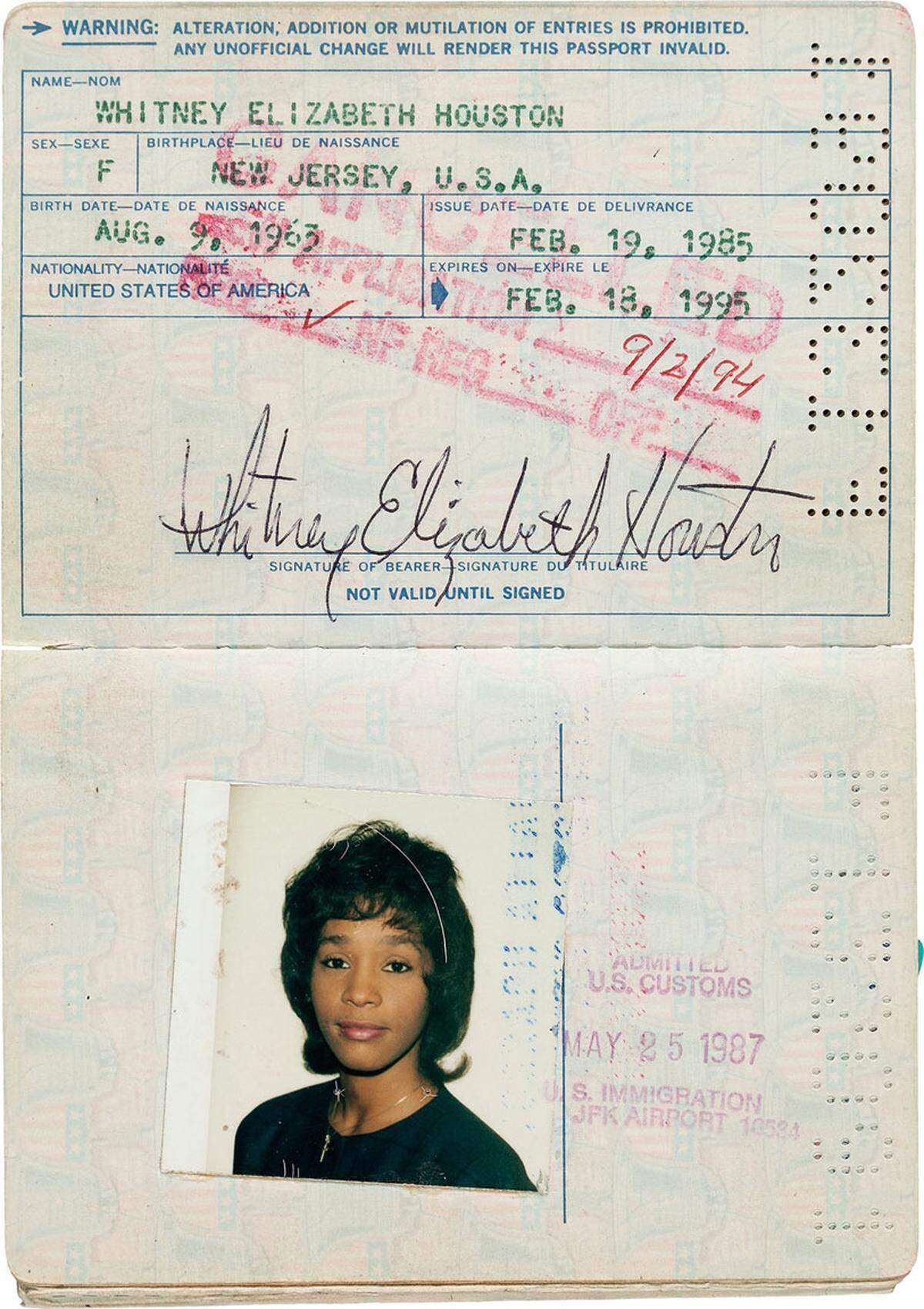 Vor Augen geführt wird dies durch die Reisepässe der Sängerin aus den Jahren 1985 und 2007, die ebenfalls verkauft werden sollen: Das Passbild im ersteren zeigt eine strahlende jugendliche Houston, auf dem späteren Bild ist ihr Gesicht bereits gezeichnet.  