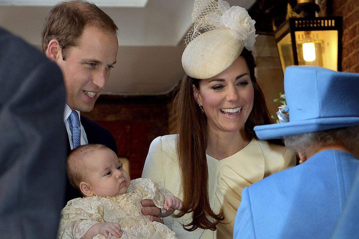 Für Baby George ist es auch ein besonderes Fest - es ist sein erstes. Der kleine Prinz und die restliche Familie feiern auf dem Landsitz von Königin Elizabeth II. in Norfolk. Die Bescherung findet hier schon vor dem Dinner am 24. Dezember statt. Viel gibt es nicht auszupacken, die britischen Royals schenken sich traditionell nur günstige Kleinigkeiten.