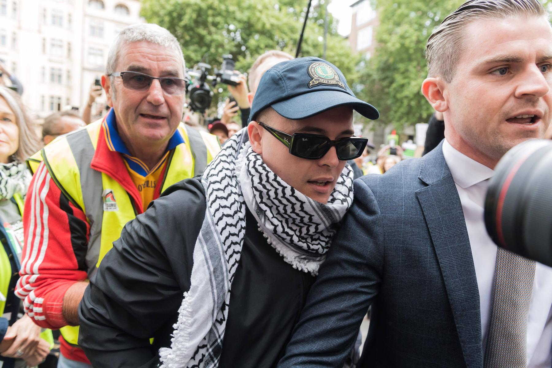 Kneecap-Rapper wegen Hisbollah-Flagge vor Gericht