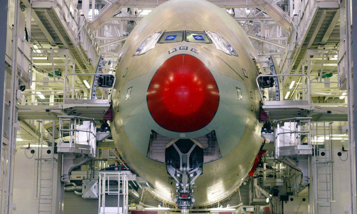 Nach vier Jahren Entwicklung und einigen Modellen gab Airbus zu, dass das A380-Projekt rund 1,45 Milliarden Euro über dem Budget liegt. Die gesamten Entwicklungskosten beliefen sich damals bereits auf über zwölf Milliarden.  