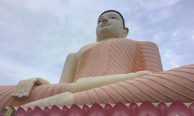 Der weithin sichtbare Buddha des Kande-Viharaya-Tempels in Moragalla, südlich der Hauptstadt Colombo.