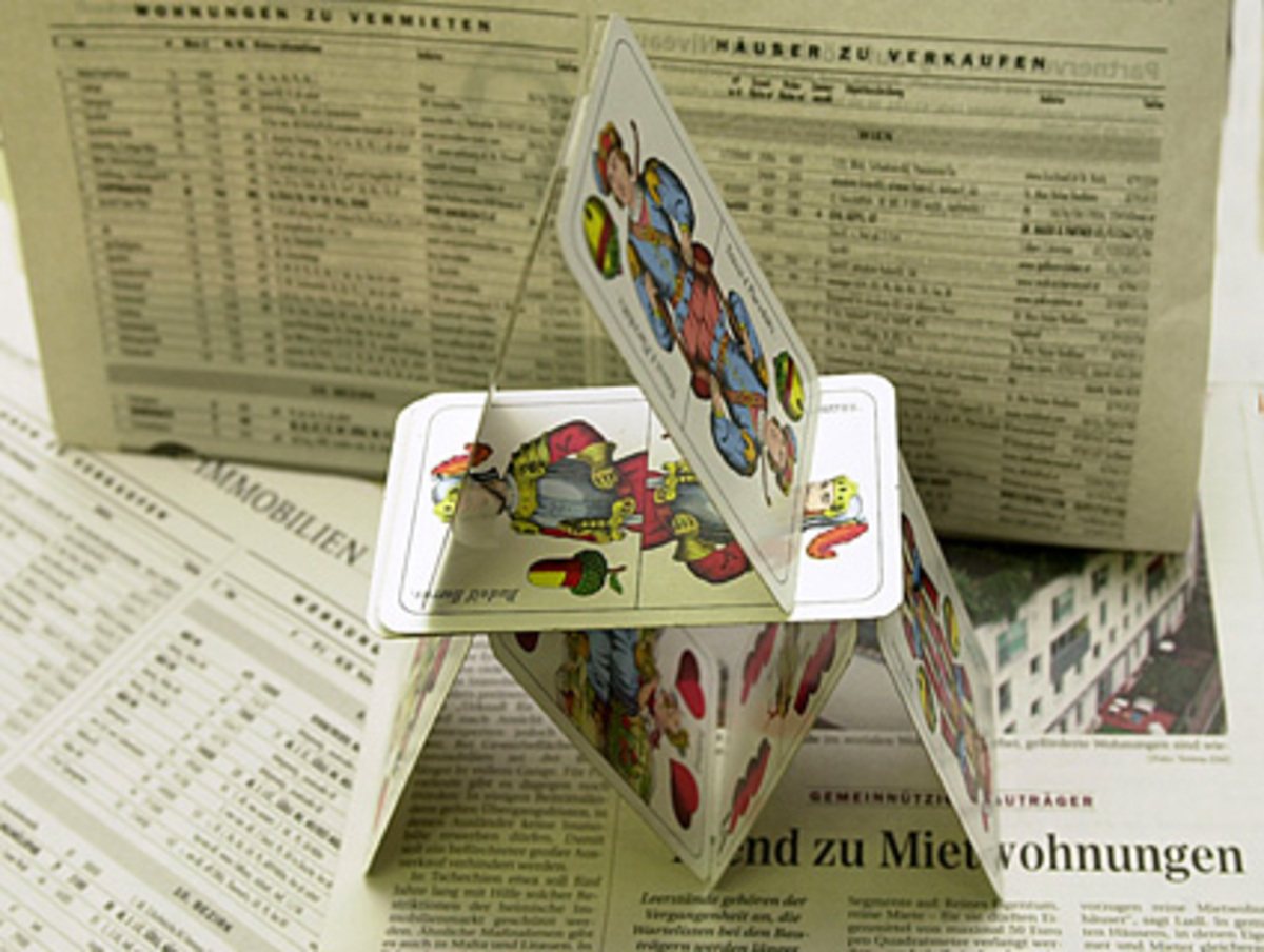 Vor allem die Verbraucher der USA spielen eine nicht unerhebliche Rolle im globalen Wirtschaftsgefüge. Die Vereinigten Staaten sind die größte Volkswirtschaft der Welt, und die Konsumausgaben machen rund zwei Drittel der Wirtschaftsleistung des Landes aus.  Ihr Vertrauen in die wirtschaftliche Entwicklung ist heuer wiederholt gesunken - auf den tiefsten Stand seit 1992.  Wie ein Kartenhaus...