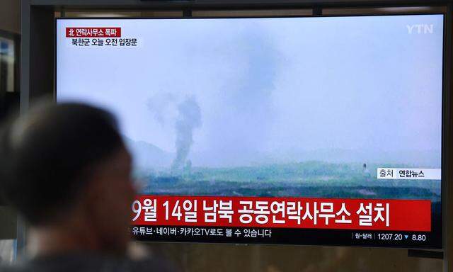 Rauchsäule über der Grenzstadt Kaesong im koreanischen Fernsehen