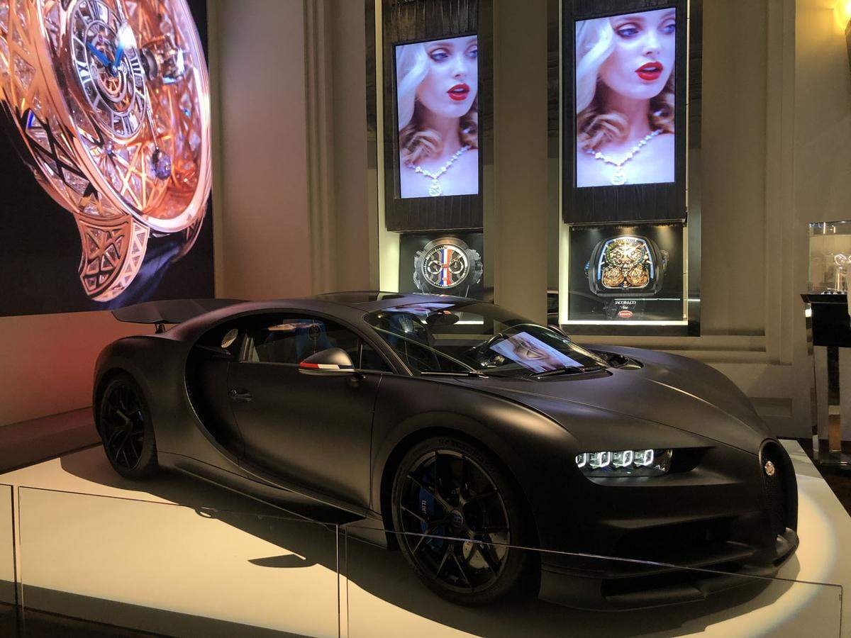 PS-starker Auftritt: Der französische Sportwagenhersteller Bugatti gibt auf der Baselworld 2019 seine Kooperation mit Jacob & Co bekannt. Die Partnerschaft beginnt mit einer limitierten Auflage der Twin Turbo Furious Bugatti Edition.