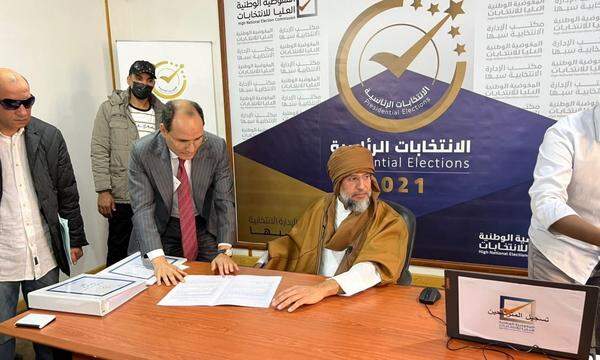 Saif al-Islam al-Gaddafi bei der Registrierung für die Präsidentschaftskandidatur.