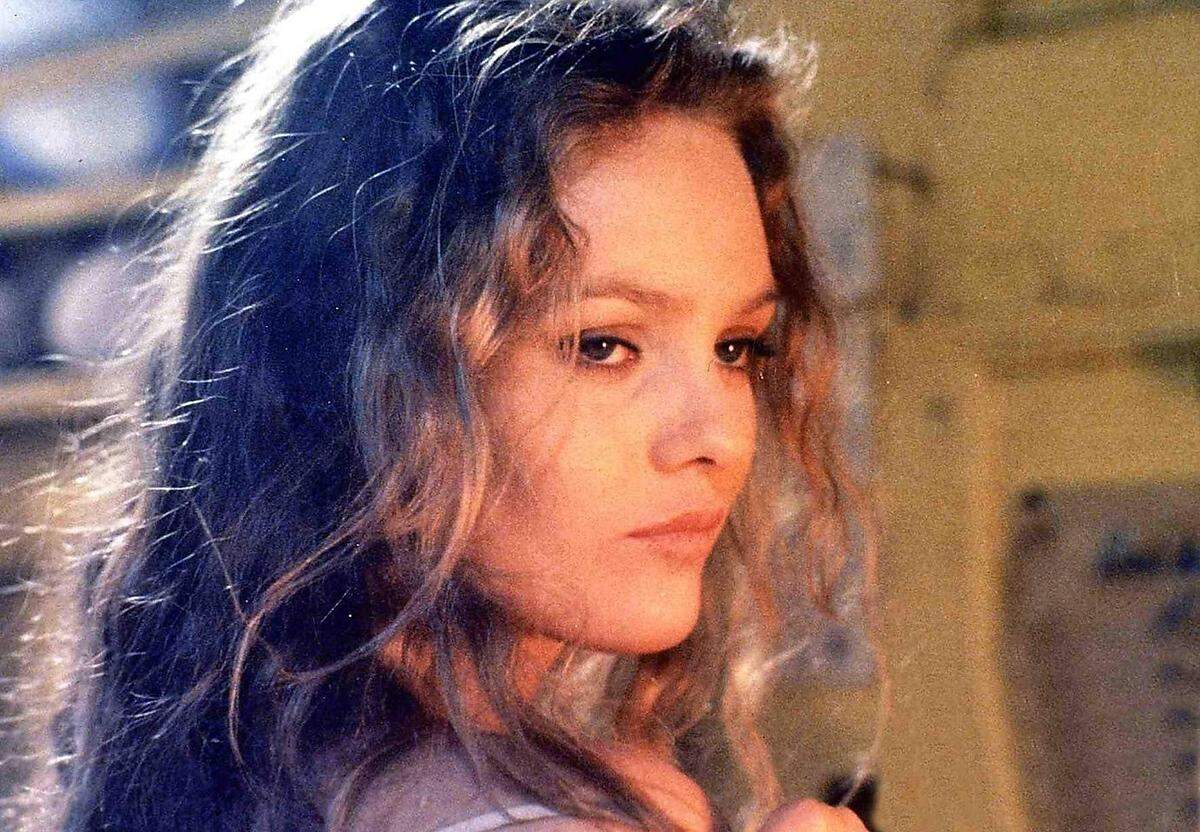 Mama Vanessa Paradis begann ihre Karriere als Model, Schauspielerin und Musikerin ebenfalls schon sehr früh: Mit 14 wurde sie mit ihrem Song "Joe le taxi" weltweit bekannt.