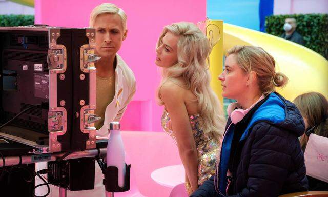 Ryan Gosling und Margot Robbie mit Regisseurin Greta Gerwig am Set von „Barbie“