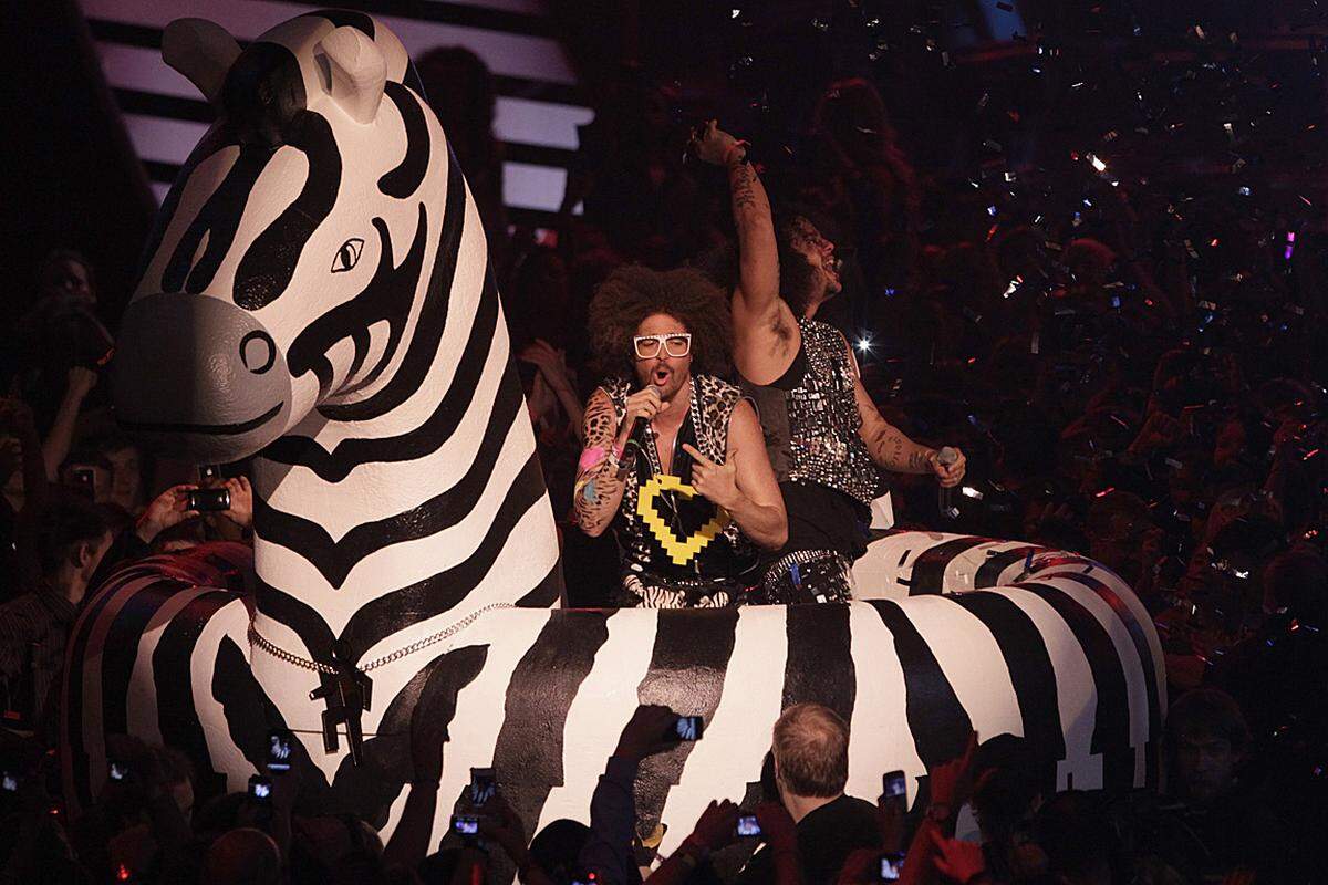 Die Partytruppe LMFAO zelebrierte einmal mehr ihren Auftritt. Genauso wie bei ihrer Wien-Show im Oktober durfte auch in Belfast das Zebra nicht fehlen.
