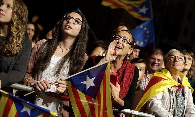 Anhänger der katalanischen Separatisten in der Nacht auf Montag