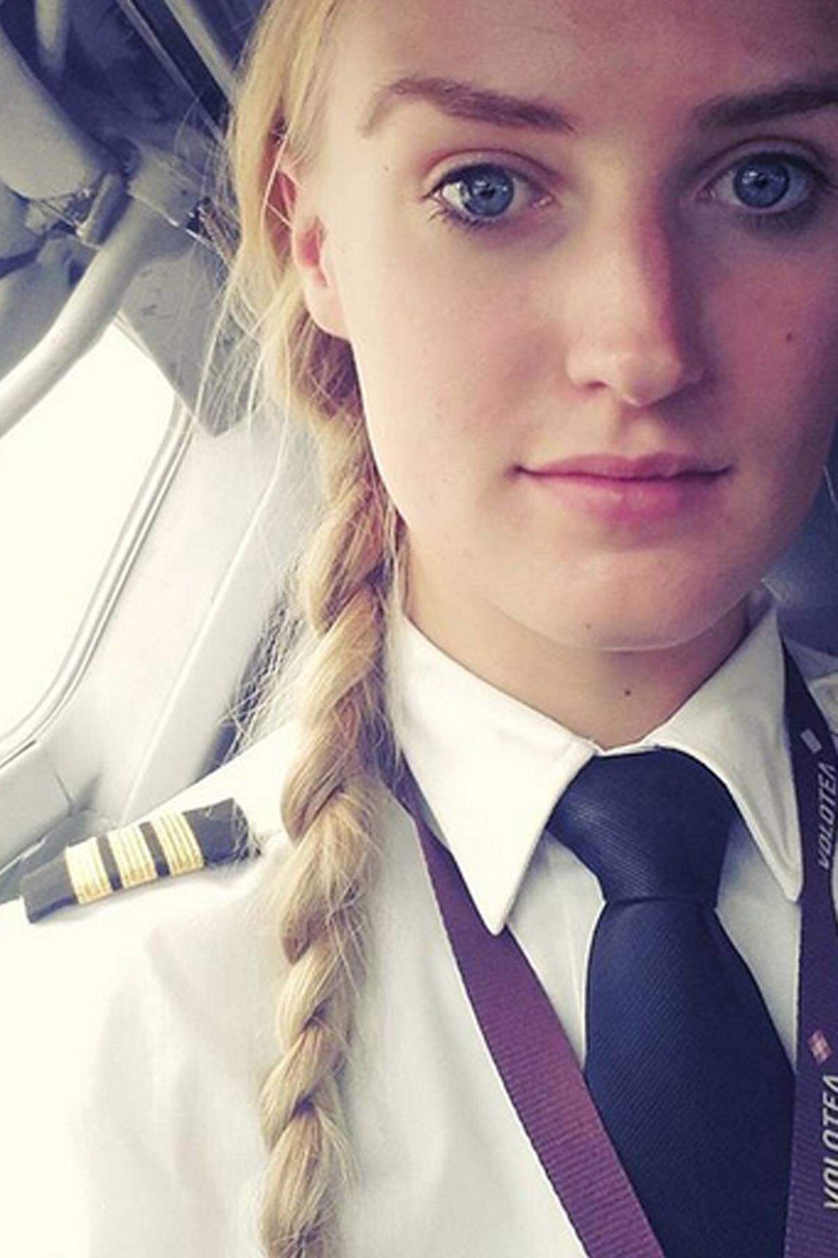 Lindy Kats aus Holland steuert ihre Boeing 717 von Italien aus rund um die Welt. Die 24-Jährige erfüllte sich vor drei Jahren ihren Traum vom Fliegen, seitdem sitzt sie fest im Cockpit, wie unter anderem "The Sun" berichtet.  