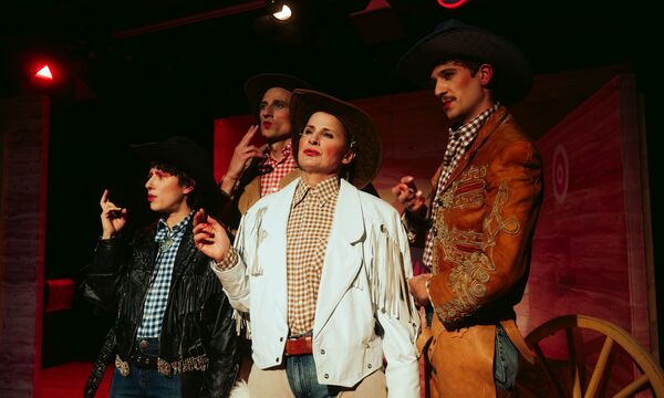 Simultanrauchen mit Laura Laufenberg, Tobias Artner, Doris Hindinger und Julian Tzschentke: „Iowa“ am Landestheater Niederösterreich. 