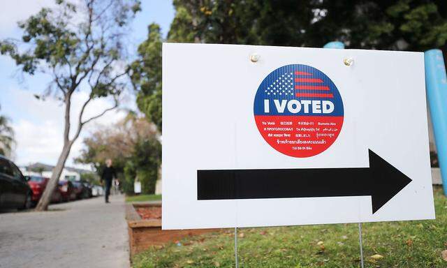 Ein Schild weist im Bundesstaat Kaliforien auf ein Wahllokal hi. 