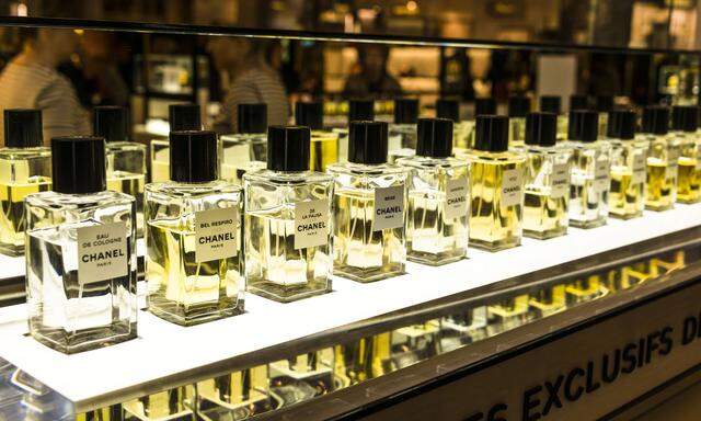 Parf�m Chanel Parfum Flacons zum Verkauf in der Auslage Galeries Lafayette Paris �le de France