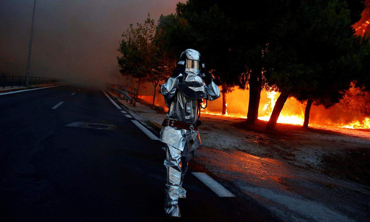 Mehr als 3000 Feuerwehrleute, fünf Flugzeuge und zwei Hubschrauber waren im Einsatz gegen die Flammen. Regierungssprecher Dimitris Tzanakopoulos erklärte, in der Region Attika seien gleichzeitig 15 Brände an drei verschiedenen Fronten ausgebrochen.