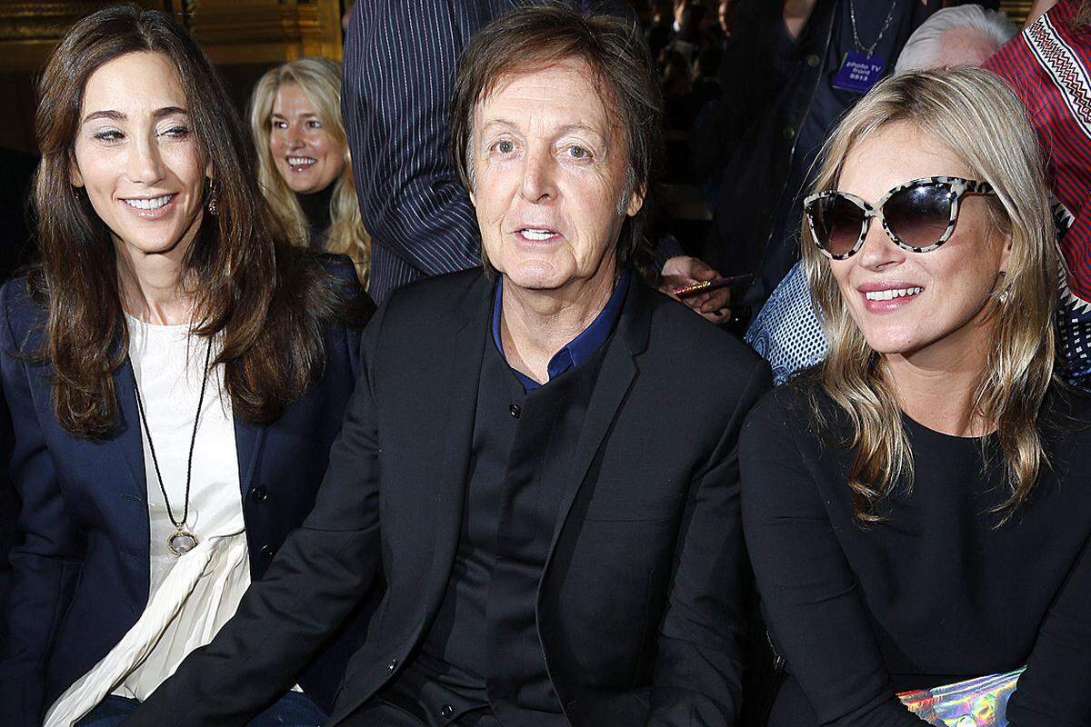Für Sir Paul McCartney war die Frühjahrs-/Sommer-Präsentation seiner Tochter Stella am 1. Oktober Pflicht. Der Ex-Beatle saß in guter Gesellschaft, zwischen seiner Frau Nancy Shevell und dem Topmodel Kate Moss.
