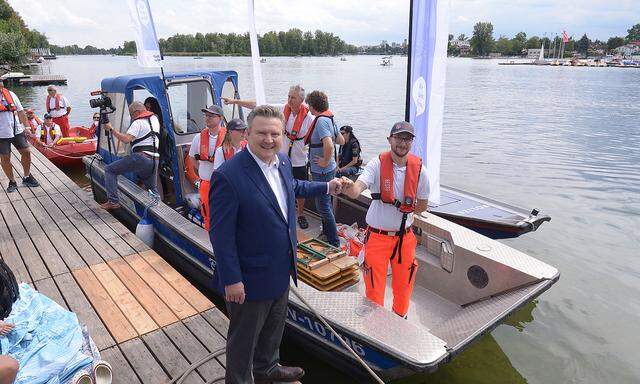 Wiens Bürgermeister Ludwig beim Impfboot auf der Alten Donau.
