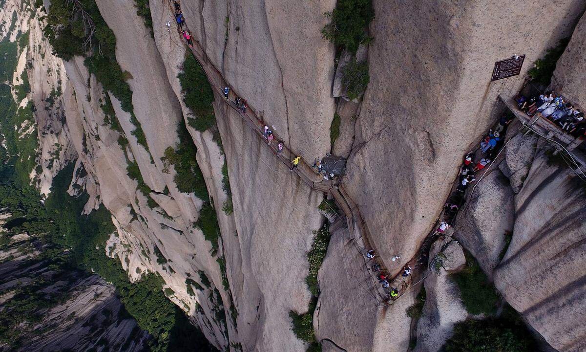 Nachdem Auf- und Abstieg am gleichen Tag erfolgen müssen, ist mit Gegenverkehr zu rechnen. Laut inoffiziellen Angaben gab es auf dem Huashan Pfad bereits Hunderte Todesfälle.