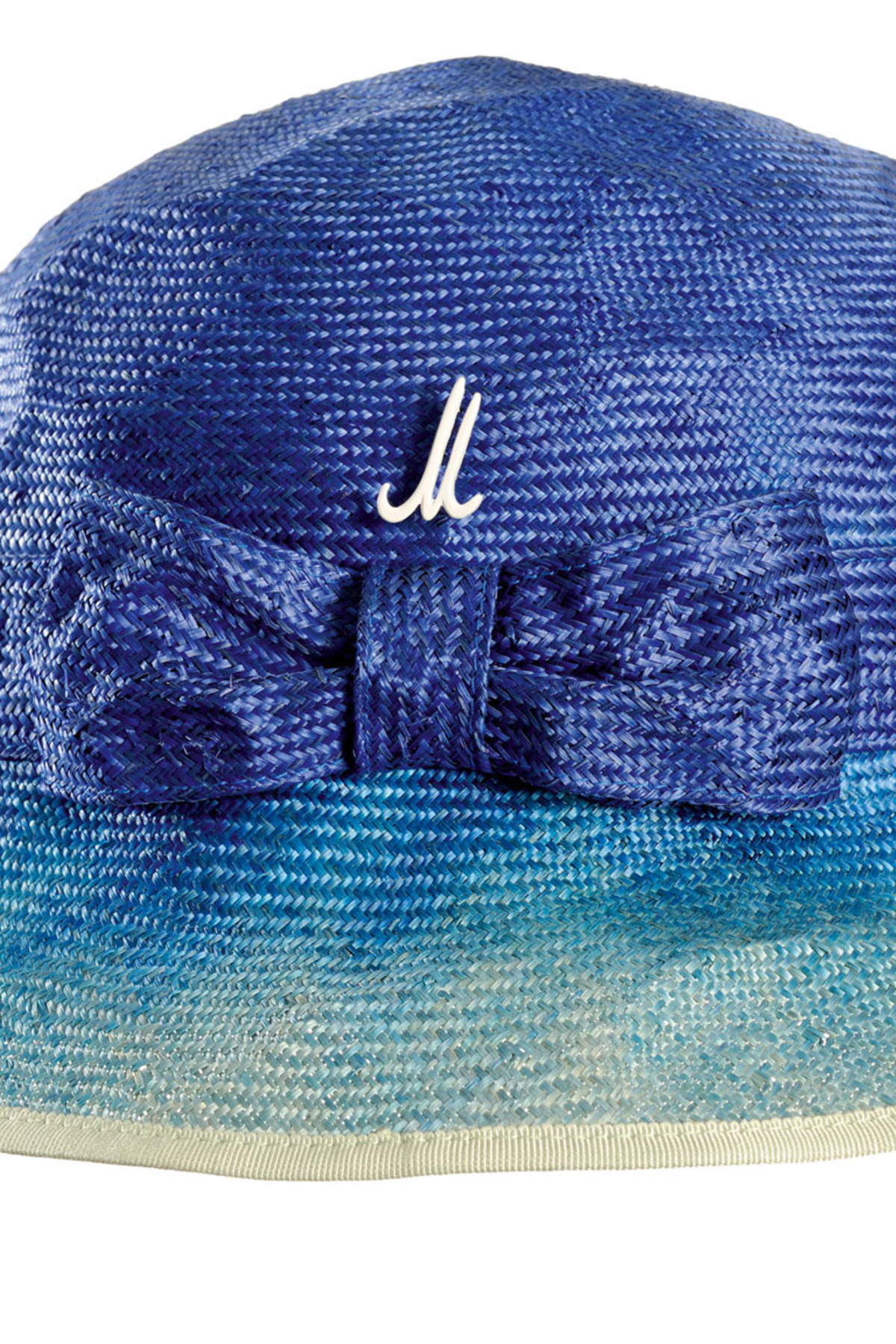 Promenadenmischung: Stilvollen Sonnenschutz bietet die Stroh-Cloche „Annett“ von Mühlbauer (www.muehlbauer.at).