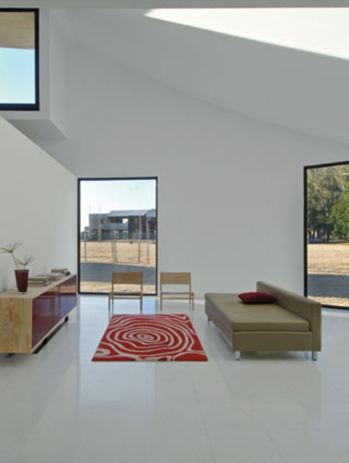 Für sein Wohnhaus im ­argen­tinischen Ort Rosario wünschte sich der Immo­bilieninvestor Lucas Ma die argen­­tinische Landschaft ins Wohnzim­mer. 2005 vergab er den Auftrag für den Entwurf gleich an drei Architekten, den Argentinier Diego­ Arraigada und das amerikanische Team Mark Lee und Sharon Johnston. ­Bereits der Entwurf wurde vom American Institute of Architects ausgezeichnet. Man konzentrierte sich bei der Umsetzung auf traditionelle lokale Mate­rialien im Wechselspiel mit moderner ­Technologie. Das Er­geb­nis ist ein außer­gewöhnlicher Rundbau mit Loftcharakter.