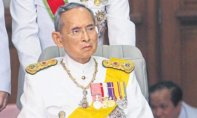 Der gesundheitlich angeschlagene König Bhumibol Adulyadej sitzt seit 70 Jahren auf dem Thron.