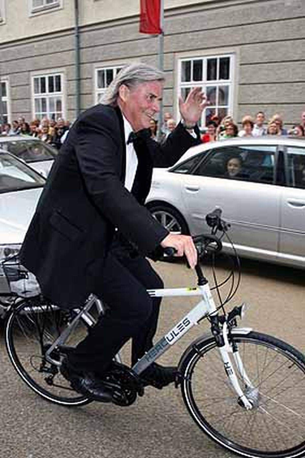 "Jedermann" Peter Simonischek fährt mit dem Rad zur Arbeit.