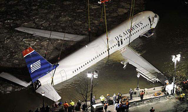 Unglücks-Airbus wird aus dem Hudson geborgen.
